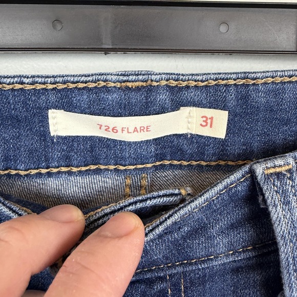 Levis 726 Flare Jeans Womens 31x32 Medium Wash Blue Stretch Denim Raw Hem - Picture 3 of 9